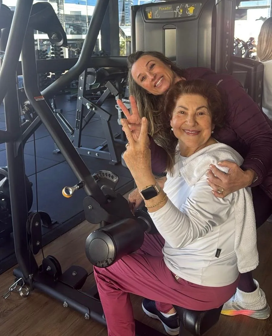 Janice com aluna idosa na academia